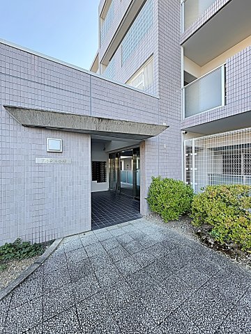 26/27 エントランス