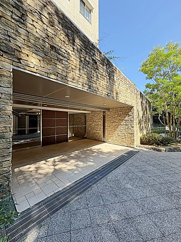 28/30 エントランス