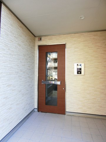 16/16 エントランス