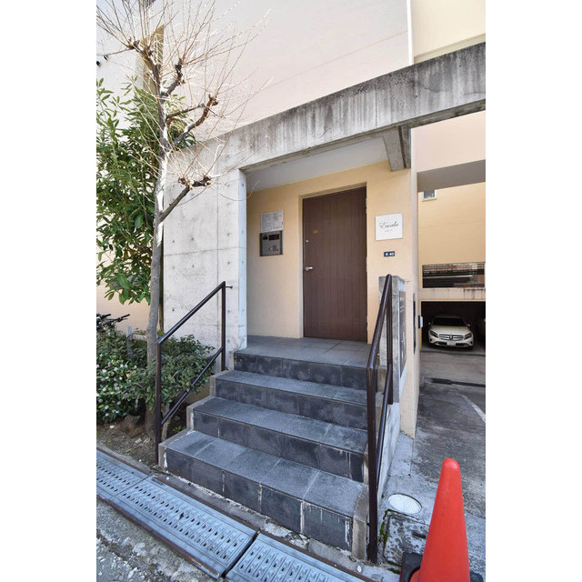 16/27 エントランス