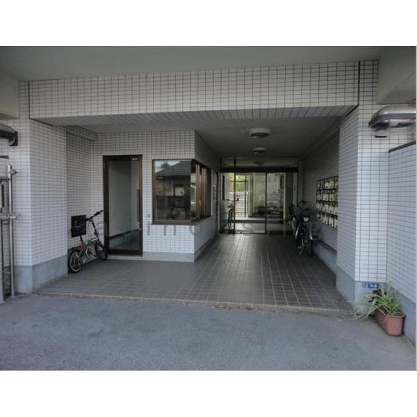 18/27 エントランス