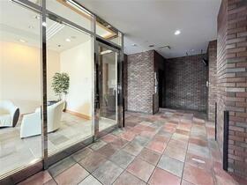 16/23 エントランス