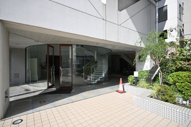 23/24 エントランス