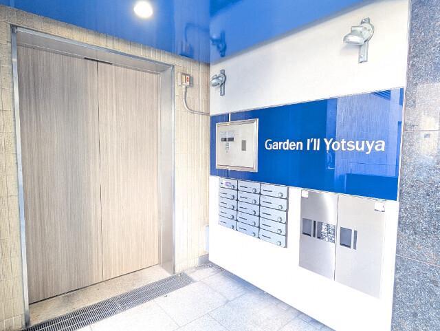 20/21 エントランス