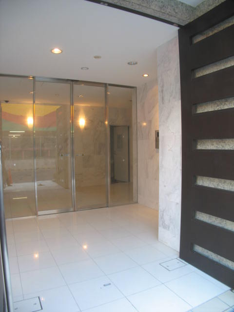 18/28 エントランス