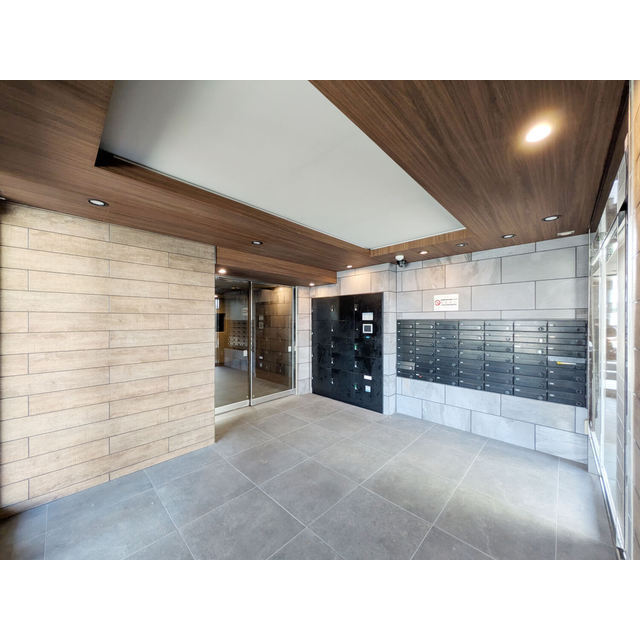 23/28 エントランス