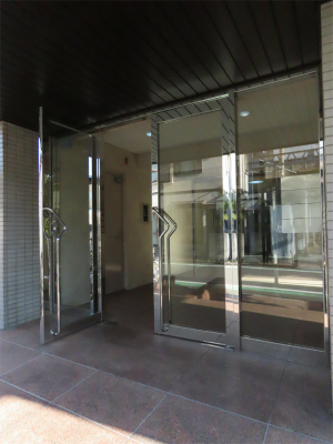 13/18 エントランス