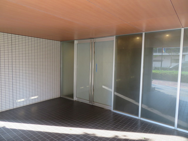 27/29 エントランス