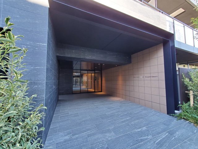 28/28 エントランス