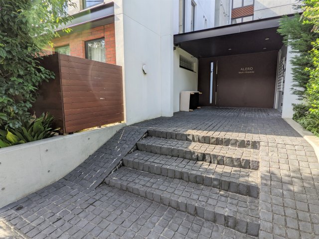 16/17 エントランス