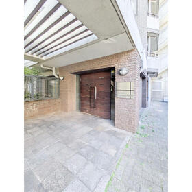 16/16 エントランス