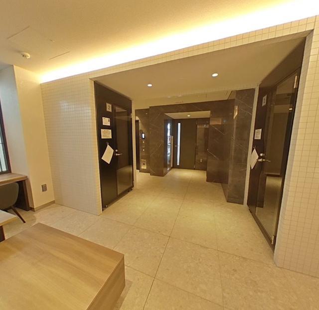 18/21 エントランス