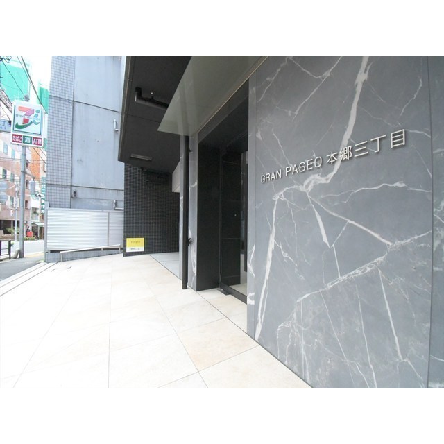 27/30 エントランス