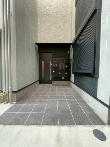 23/25 エントランス