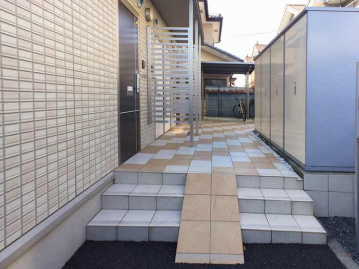 19/30 エントランス