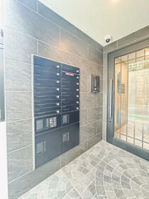 16/23 エントランス