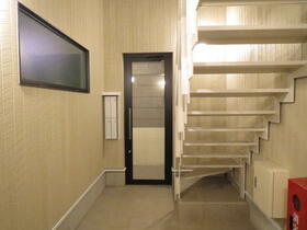 16/16 エントランス