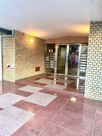 18/27 エントランス