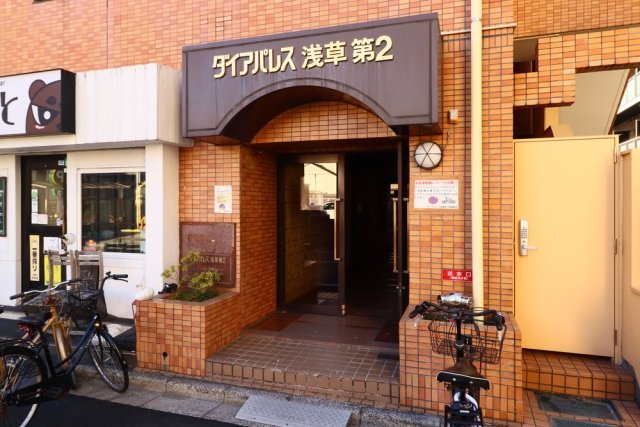 22/26 エントランス