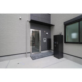 16/16 エントランス