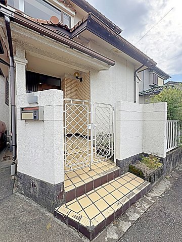 26/27 エントランス