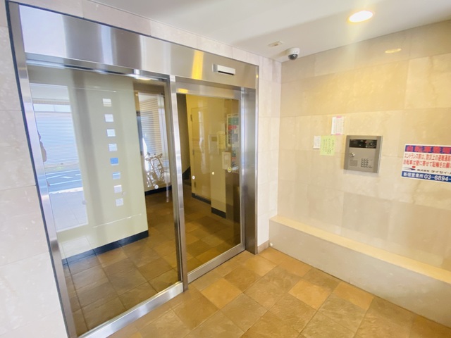 25/27 エントランス