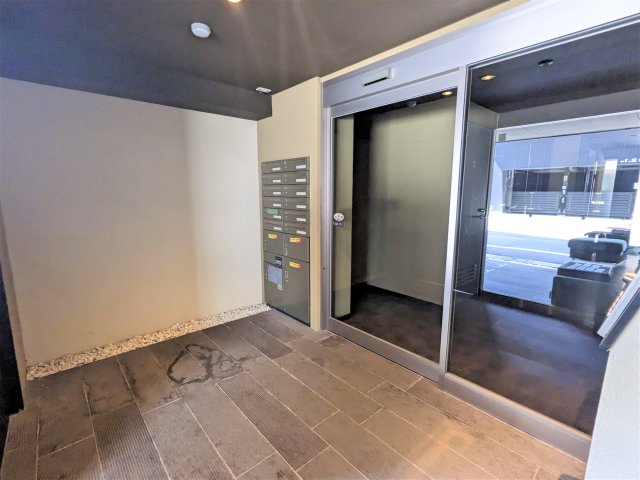 16/17 エントランス