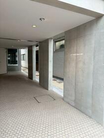 16/23 エントランス