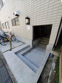 16/23 エントランス