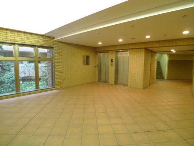 20/21 エントランス