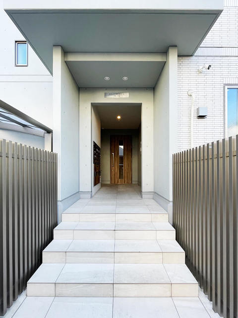 26/27 エントランス