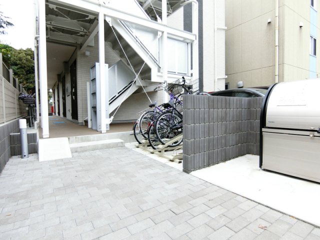 18/27 エントランス