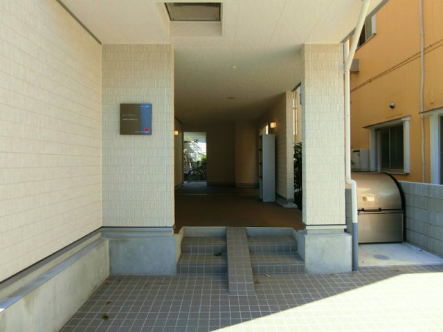 19/28 エントランス