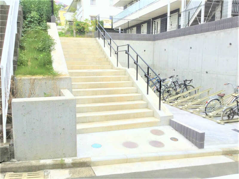 23/25 エントランス