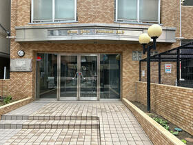 16/16 エントランス