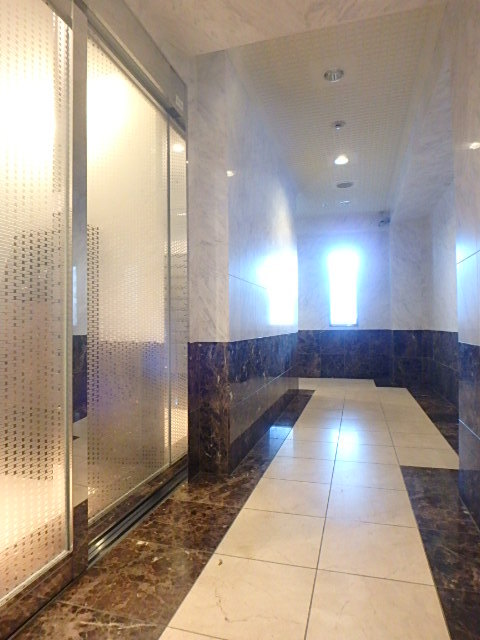 23/28 エントランス