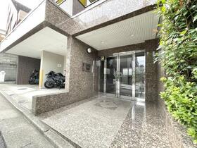 16/16 エントランス