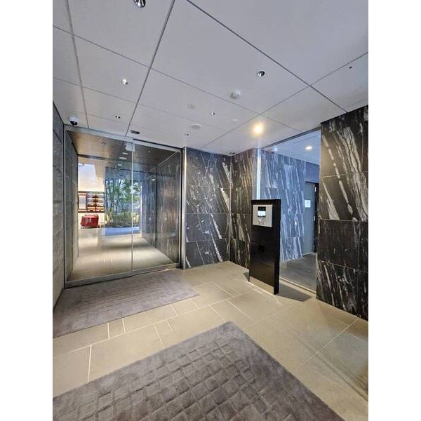 2/2 エントランス