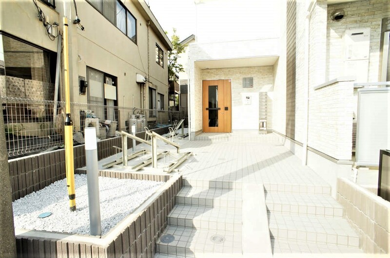 24/25 エントランス