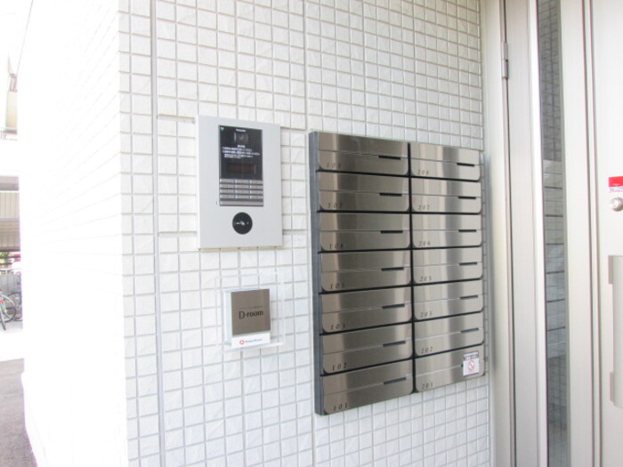 18/27 エントランス