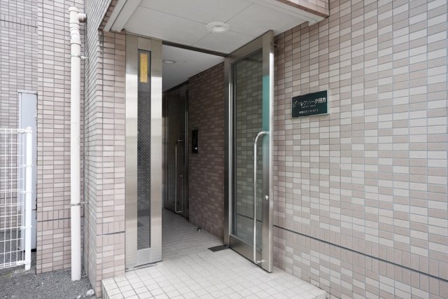 23/28 エントランス