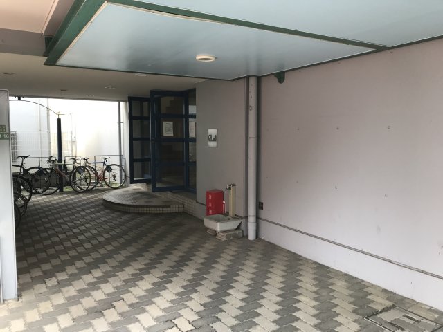 21/22 エントランス