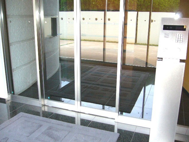 24/25 エントランス