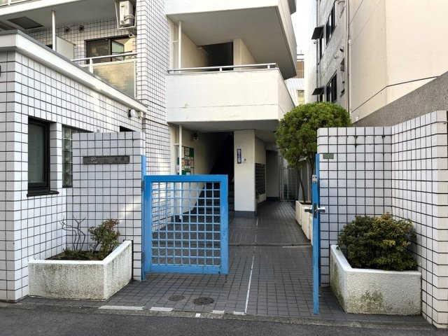 21/23 エントランス