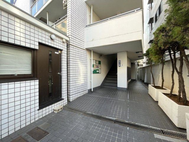 22/23 エントランス