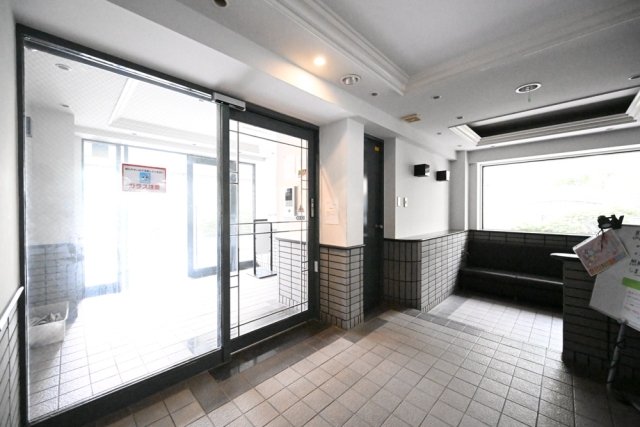 18/27 エントランス