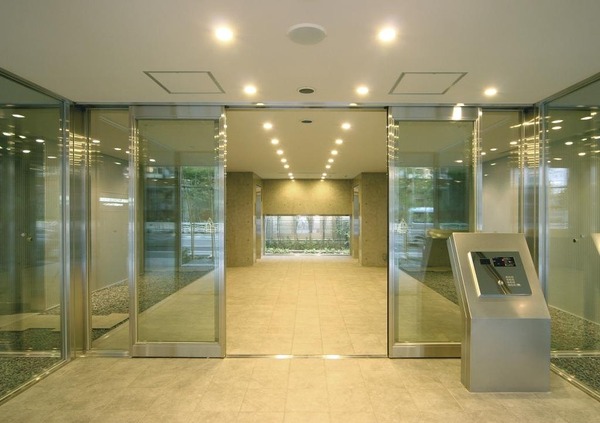 16/23 エントランス