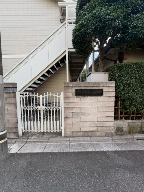 16/23 エントランス