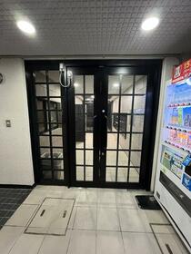 20/21 エントランス