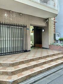 16/16 エントランス